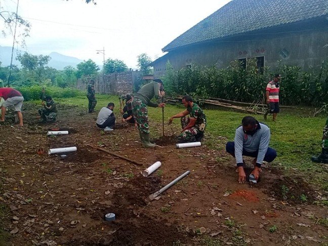 Koramil 0815/18 Gondang Karya Bakti Pembuatan Lubang Resapan Biopori