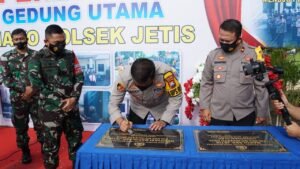 Kapolresta Mojokerto Resmikan Gedung Utama Pelayanan Polsek Jetis