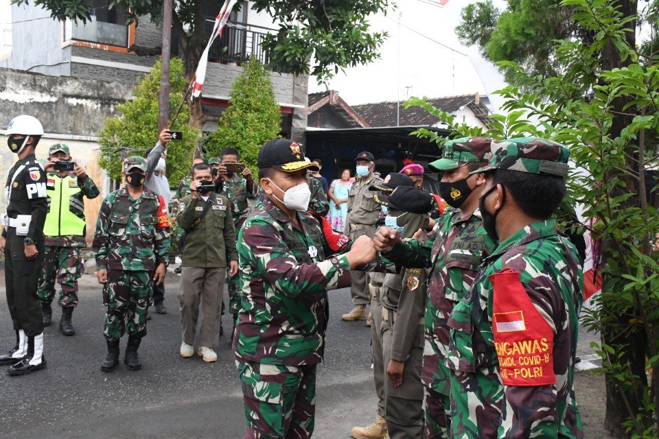 Danrem 082/CPYJ Bersama Kapok Sahli Pangdam V/Brw Tinjau PPKM Mojokerto & Kediri