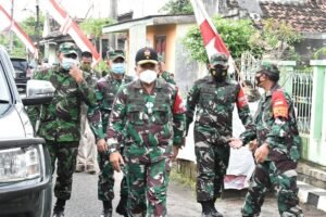 Kapok Sahli Pangdam V/Brawijaya Kunjungi Posko PPKM Mikro Mojokerto