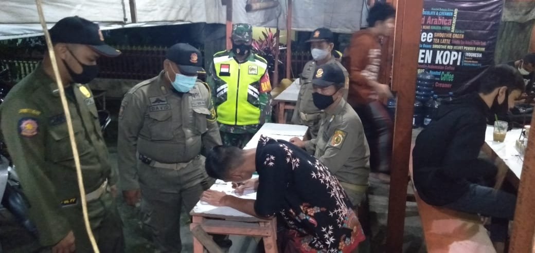 Aparat Gabungan TNI-Polri-Satpol PP Di Mojokerto Raya Gelar Opsgakplin Prokes Covid-19