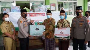 Kapolresta Mojokerto Bagi Masker di Ponpes Putri Darul Quran
