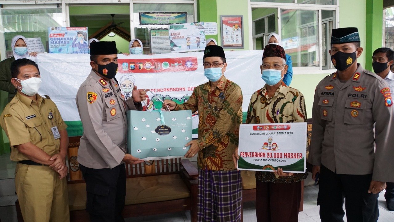 Kapolresta Mojokerto Bagi Masker di Ponpes Putri Darul Quran