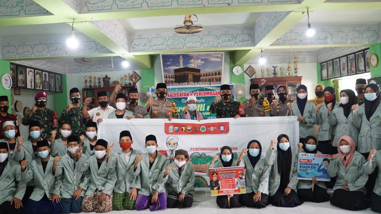 Kapolresta Mojokerto dan Dandim 0815 Bagikan 1000 Masker untuk Ponpes Nurul Huda