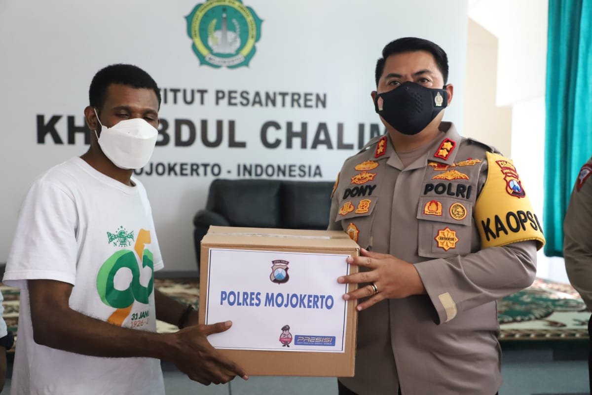 Kapolres Mojokerto Kunjungi Mahasiswa Asal Papua yang Kuliah di IKHAC