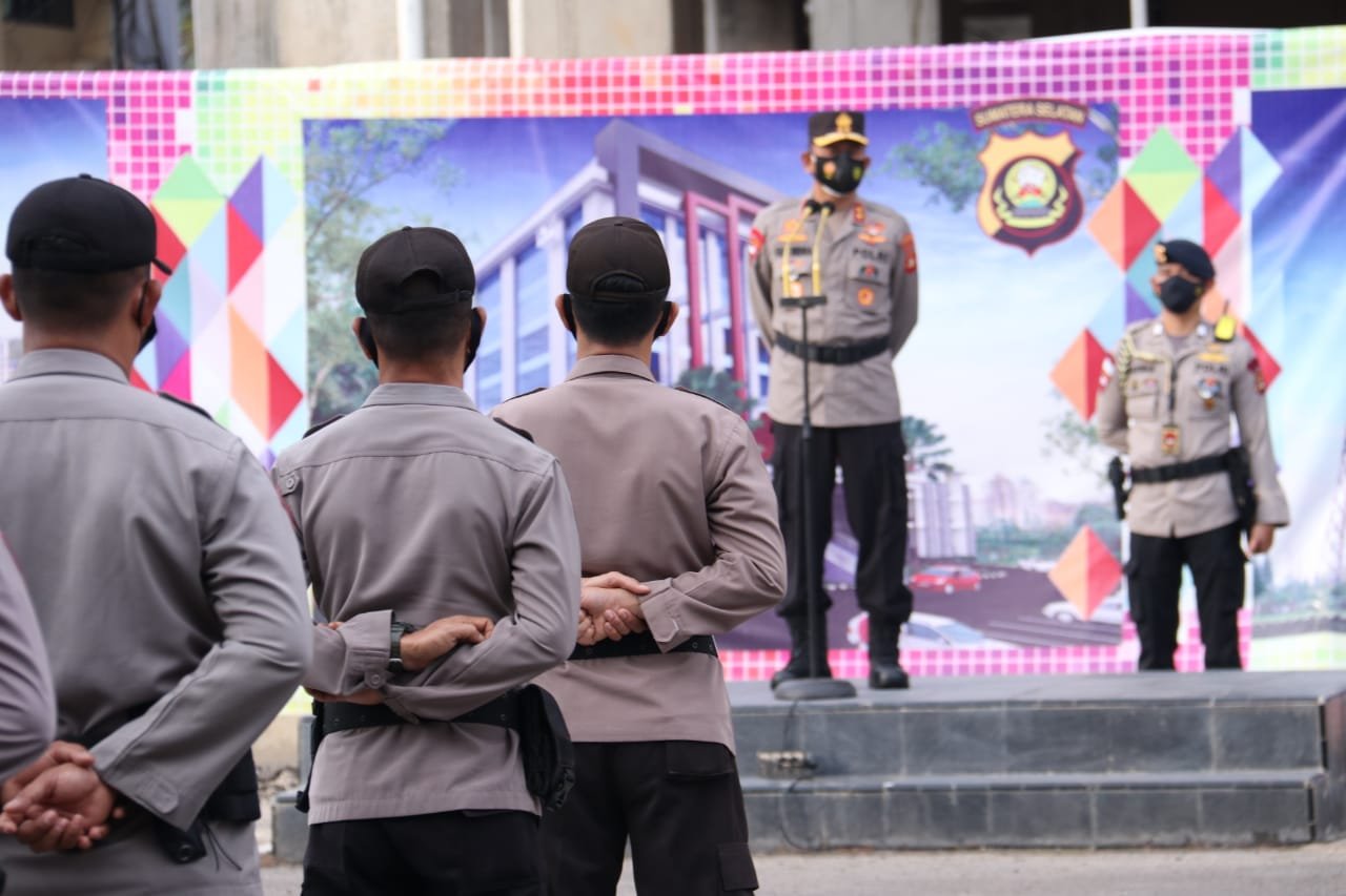 Kapolda Sumsel Beri Reward pada 51 Personil dan Berikan Bantuan Perumahan pada 3 Personil