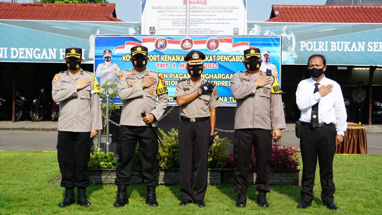 Kapolresta Mojokerto Beri Reward 15 Anggota Berprestasi