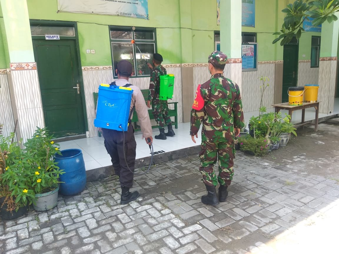 Polsek Duduk Sampeyan Semprot Disinfektan di SMP Islam Desa Duduk Sampeyan