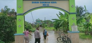 Kapolsek Kedamean dan Forkopincam Meninjau Lokasi Banjir