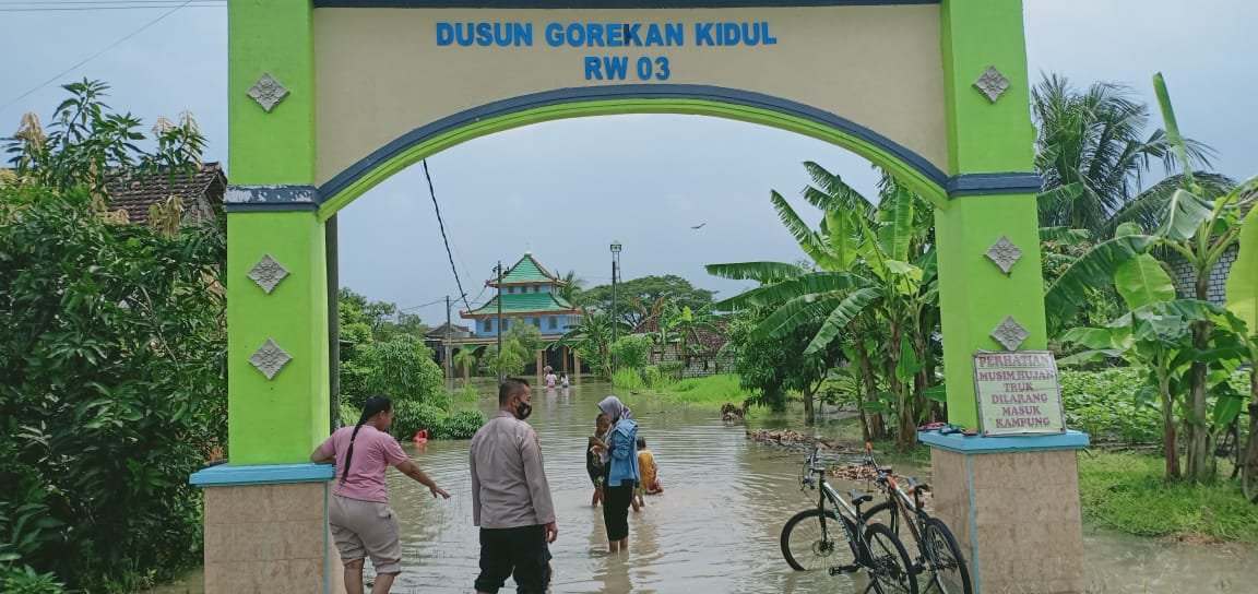 Kapolsek Kedamean dan Forkopincam Meninjau Lokasi Banjir
