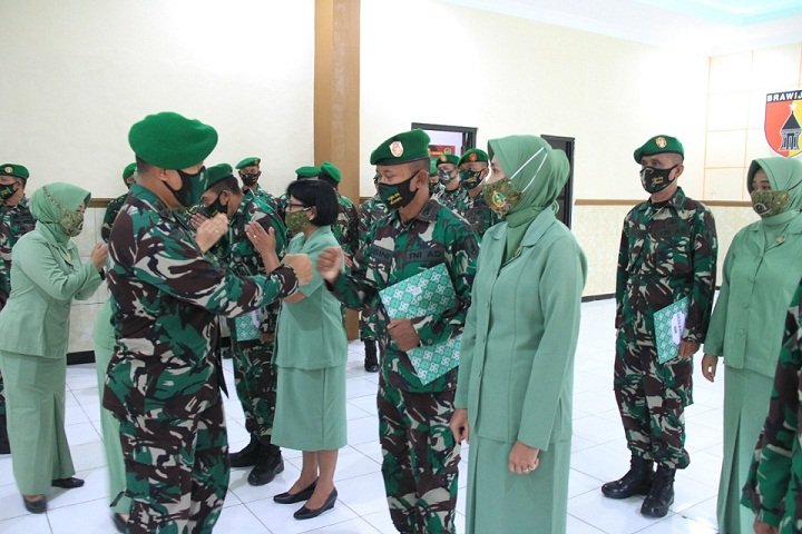 Dandim 0815 Lepas Lima Perwira Pindah Satuan