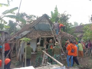 Koramil 0815/14 Dlanggu Bersama Relawan Gotong Royong Bedah Rumah Mbah Limin