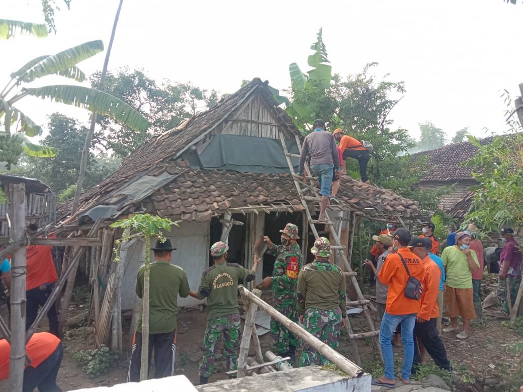Koramil 0815/14 Dlanggu Bersama Relawan Gotong Royong Bedah Rumah Mbah Limin