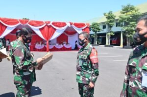 Pangdam V/Brw Serahkan Penghargaan IKPA dan Satker Terbaik Kepada Danrem 082/CPYJ