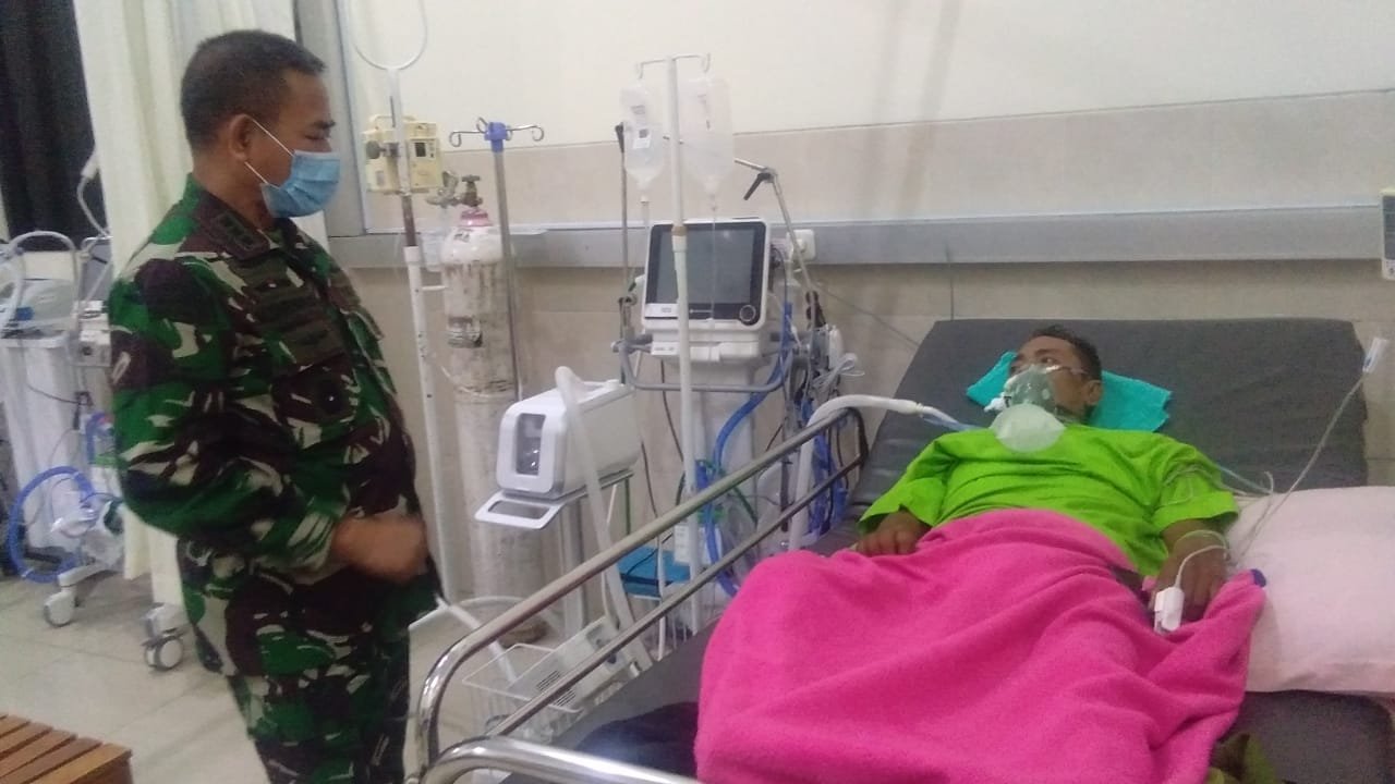 Peduli Dengan Anggota, Danrem 082/CPYJ Besuk Anggota Yang Sakit
