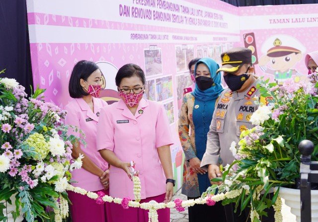 Nyonya Ully Nico Afinta Saat Resmikan Taman Lalu Lintas TK Kemala Bhayangkari 85 Mojokerto