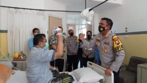 Kapolresta Mojokerto Beri Motivasi Anggota Yang Sakit