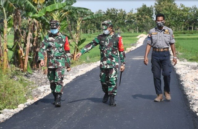 Kodim 0813/Bojonegoro Lakukan Perbaikan Jalan Lintas Desa Hingga Rehab Ruang Kelas