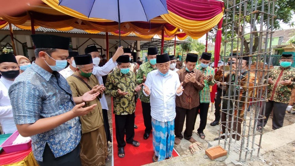 KH.Asep Letakkan Batu Bata Pertama Gedung TPQ Masjid Al Ijaabah Mojosari