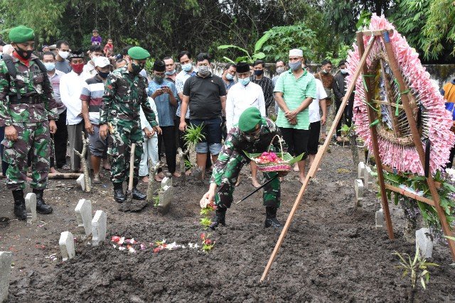 Danrem 082/CPYJ Pimpin Upacara Pemakaman Militer Almarhum Serka Didik Suhartono