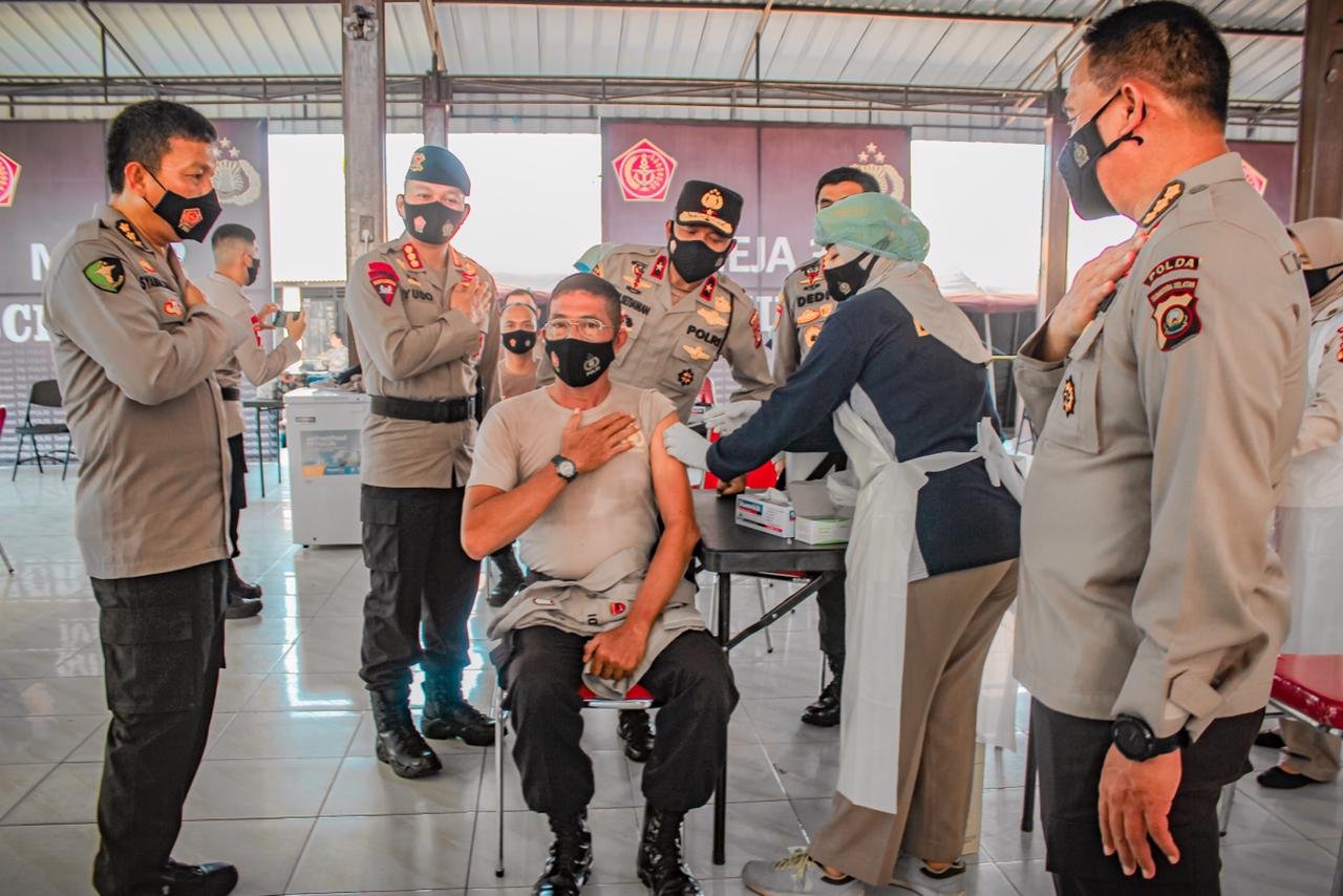 Kapolda Sumsel didampingi Tinjau Vaksinasi di Makosat Brimobda Polda Sumsel