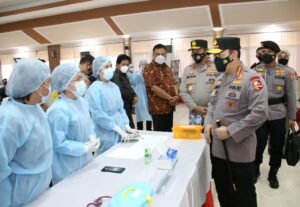 Kapolri Tinjau Vaksinasi di Manado