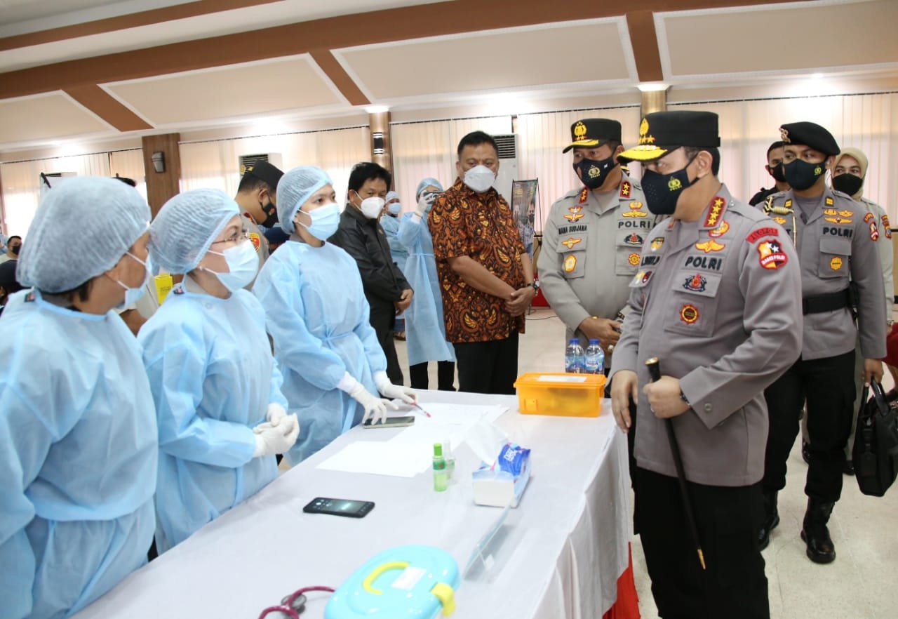 Kapolri Tinjau Vaksinasi di Manado