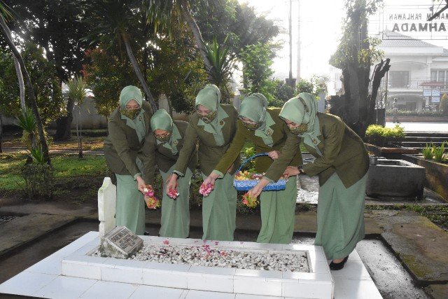 Persit KCK Koorcabrem 082 PD V Brawijaya Laksanakan Ziarah ke TMP