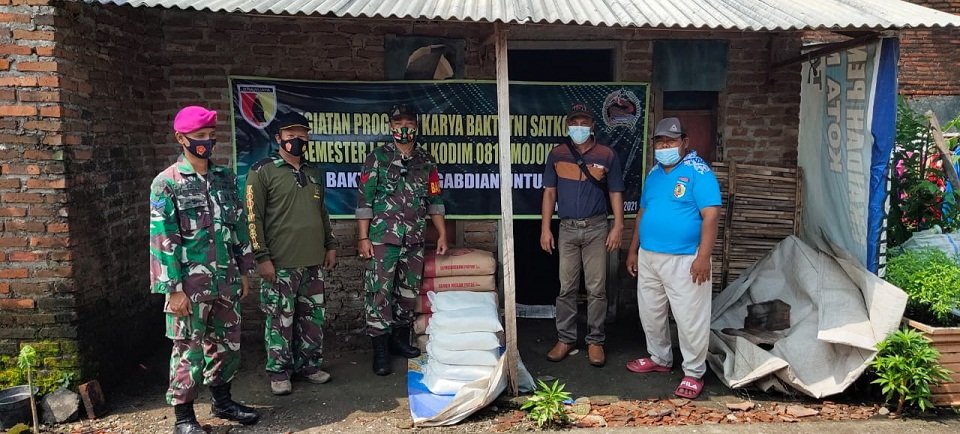 Karya Bakti TNI Kodim 0815 Sasar Rumah Warga Terdampak Puting Beliung