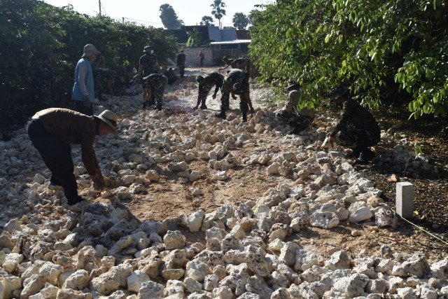 Kodim 0811 Tuban Bantu Pengerjaan Infrastruktur Jalan Desa Dan Renovasi Mushola Ar-Rahman