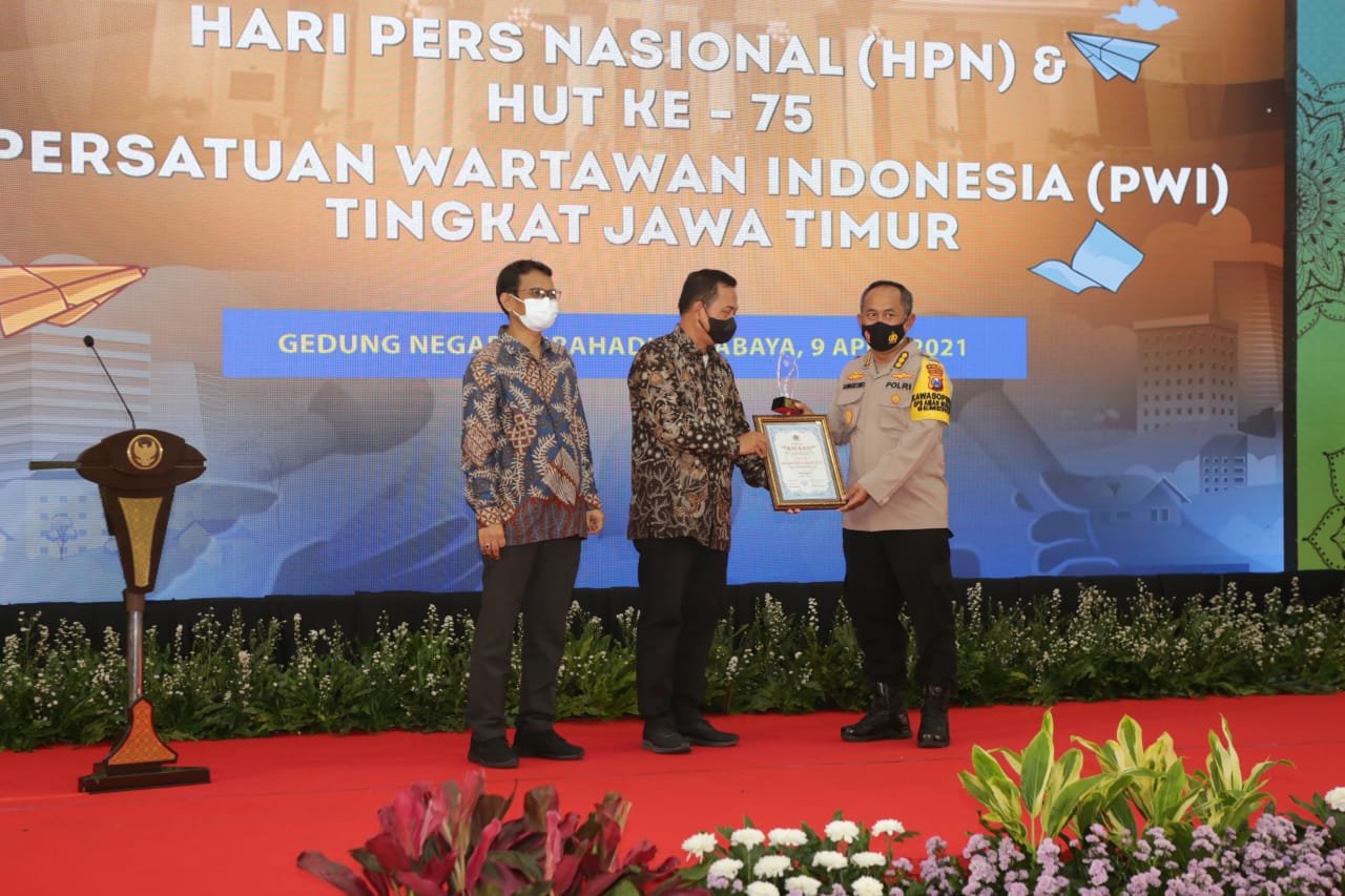 Kapolda Jatim Menerima PWI Jatim Award dalam Penanganan Pandemi Covid-19 Terbaik