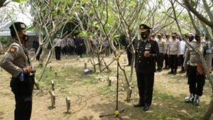 Kapolresta Mojokerto Pimpin Upacara Pemakaman Kompol Wiwid Sucipto