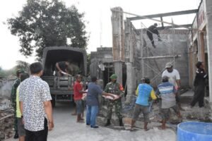 Danrem 082/CPYJ Sumbangkan 70 Dus Keramik untuk Pembangunan Mushola di Mojoagung