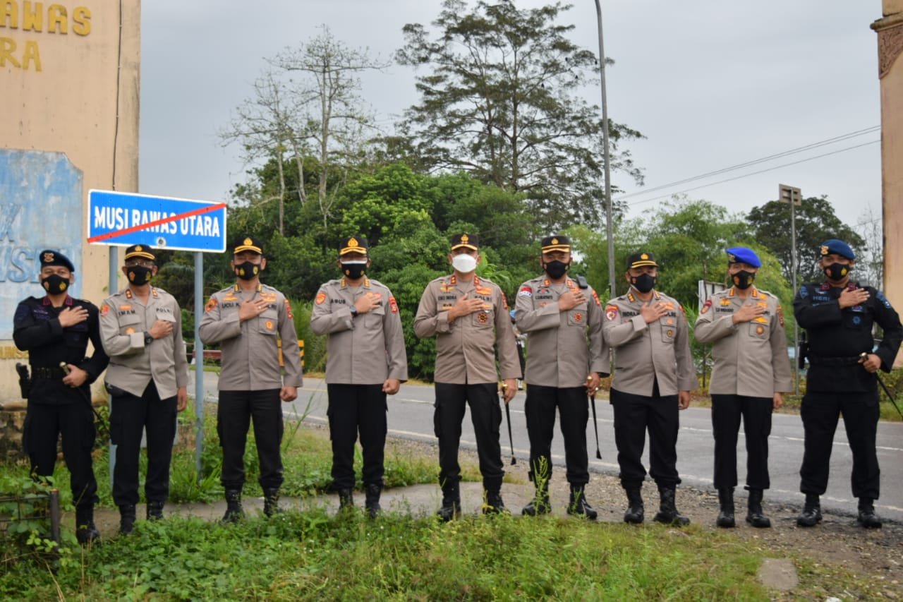 Kapolda Sumsel Berikan Penghargaan pada Personel Berprestasi Polres Muratara
