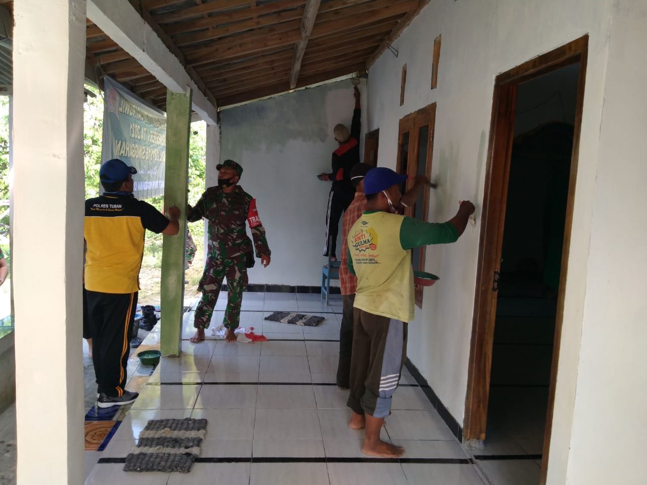 TNI-Polri Singgahan Tuban Bersama Warga Perindah Mushola Darut Tauhid