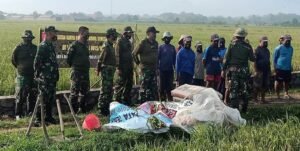 Koramil 0815/10 Bangsal Karya Bakti Bangun Plengsengan Jalan Pertanian