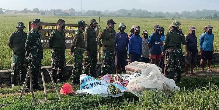 Koramil 0815/10 Bangsal Karya Bakti Bangun Plengsengan Jalan Pertanian