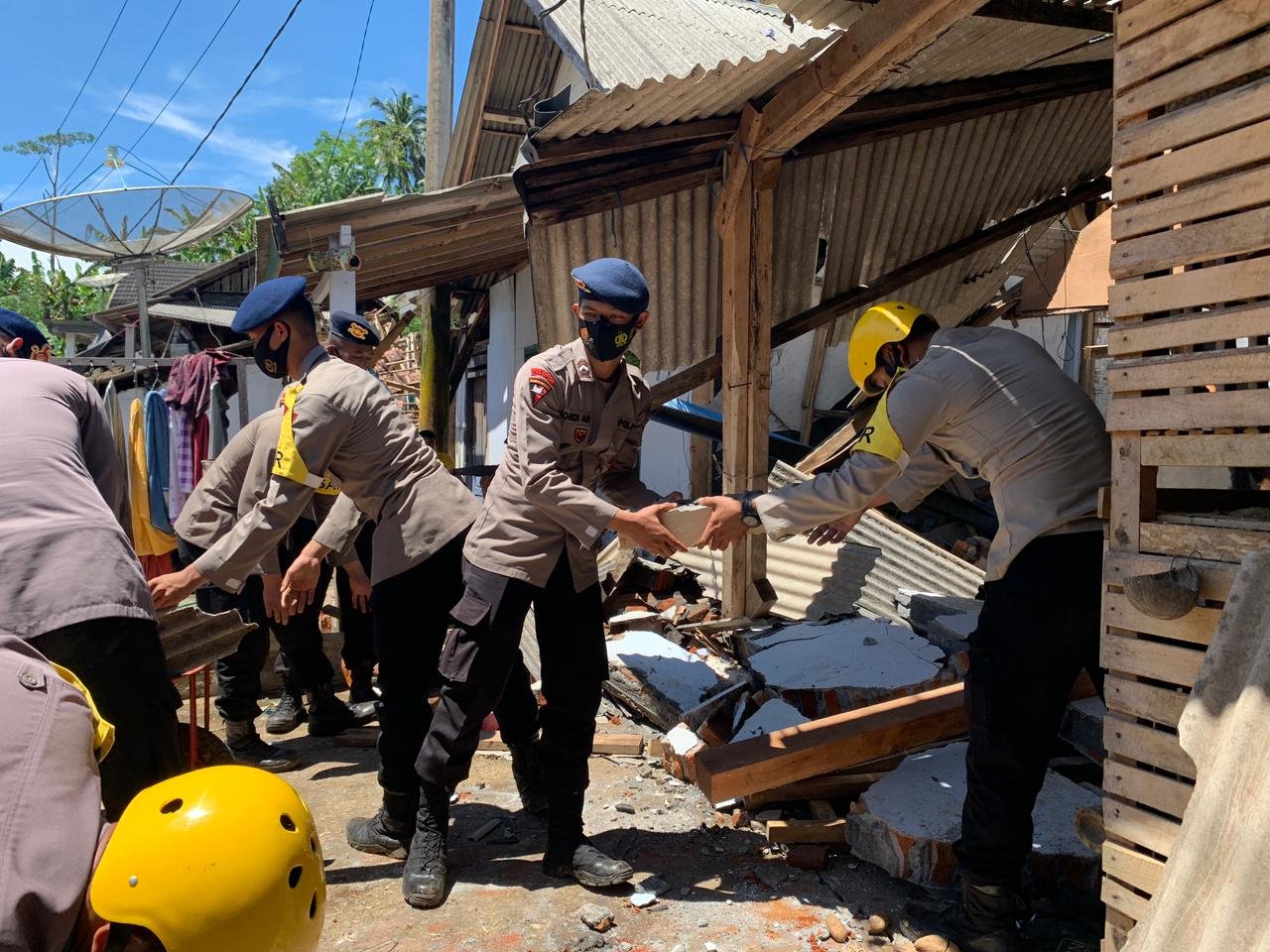 Brimob Polda Jatim Bantu Penanganan Gempa Bumi Di Lumajang