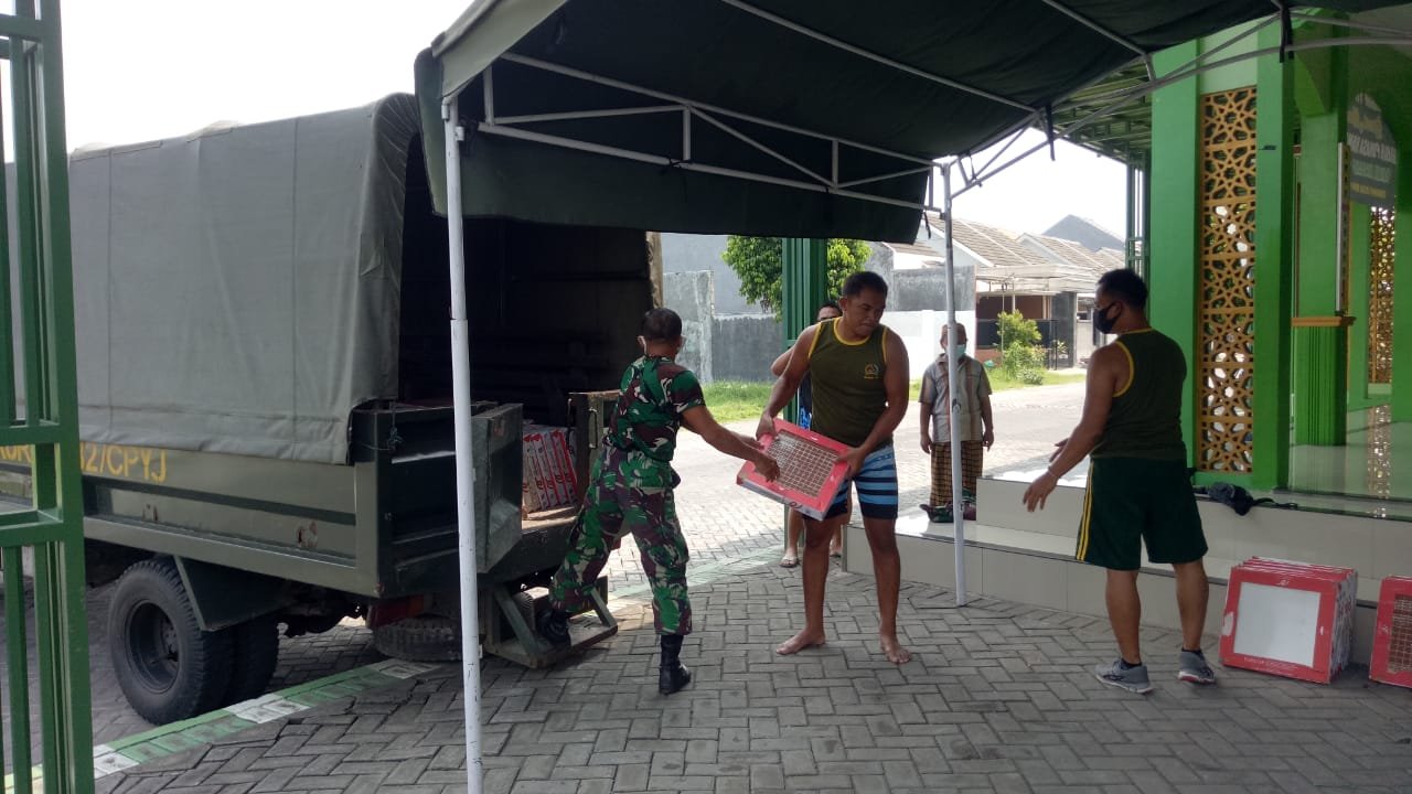 Korem 082/CPYJ Kembali Salurkan Bantuan Keramik Untuk TPQ