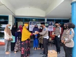 Satlantas Polresta Mojokerto Bagi Takjil dan Sosialisasikan Keselamatan Berlalu Lintas