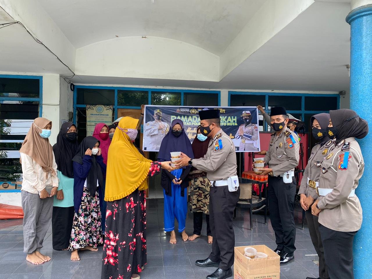 Satlantas Polresta Mojokerto Bagi Takjil dan Sosialisasikan Keselamatan Berlalu Lintas