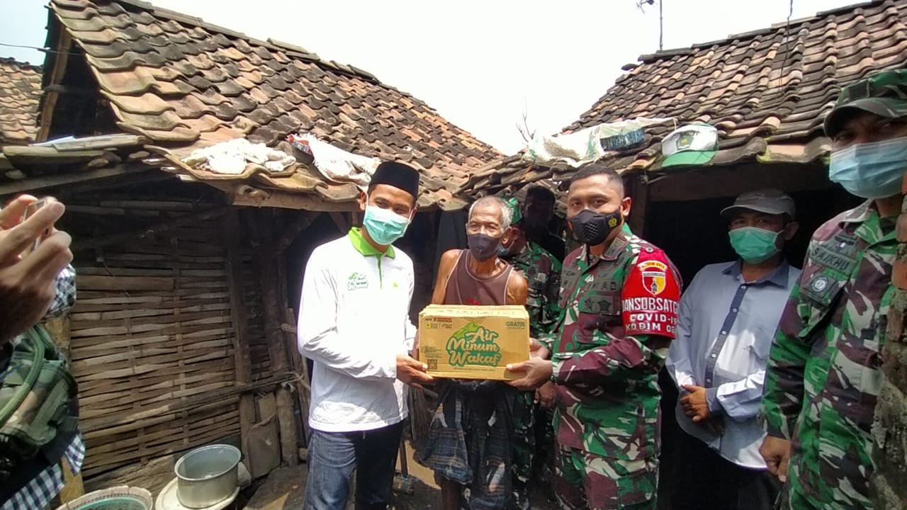 Dandim 0815/Mojokerto Serahkan Bansos Bagi Masyarakat Dusun Seketi