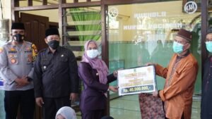 Kapolresta Mojokerto Dampingi Ning Ita Berikan Bantuan Hibah untuk Musholla Nurur Rohman