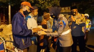 Kapolresta Mojokerto Sahur Bersama Tukang Ojek dan Tukang Becak