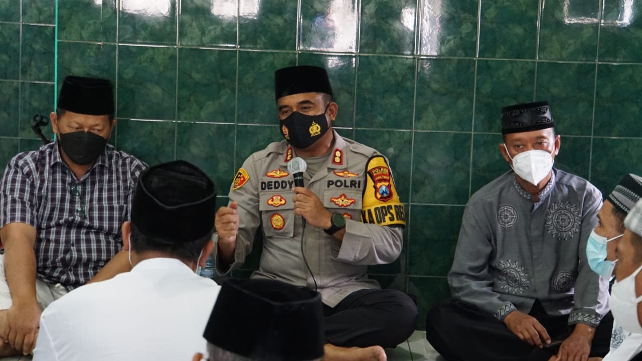 Kapolresta Mojokerto Dampingi Ning Ita Berikan Bantuan Hibah untuk Mushola As-Sakinah