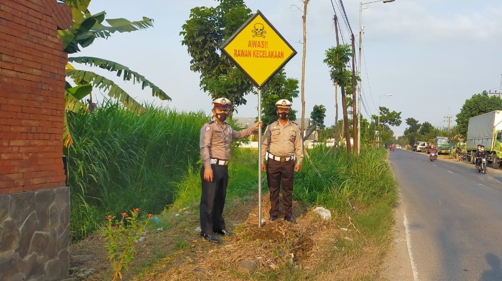 Satlantas Polresta Mojokerto Pasang Rambu Peringatan Di Jalur Rawan Kecelakaan