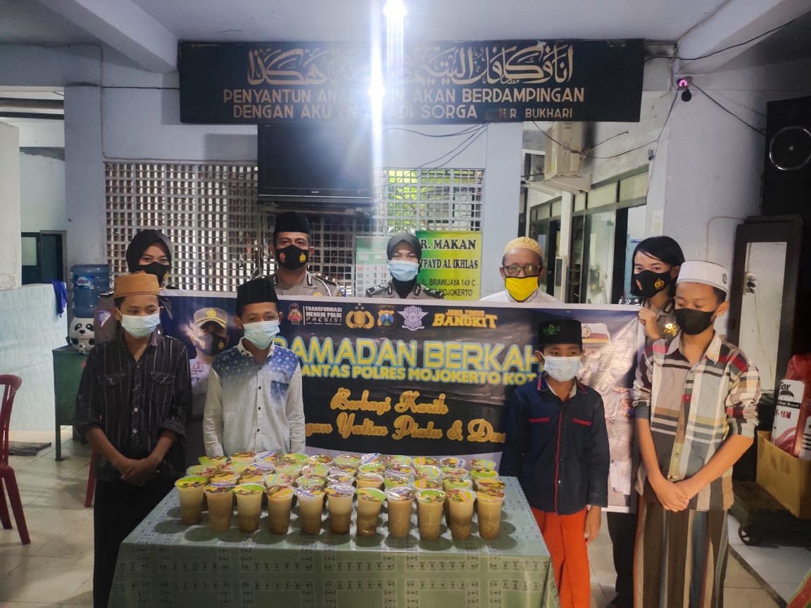 Satlantas Polresta Mojokerto Berbagi Takjil dan Sosialisasikan Ops Keselamatan di Panti Asuhan