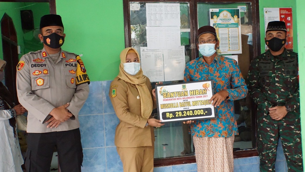 Usai Sholat Ashar Berjamaah, Forkopimda Bantu Mushola dan Imbau Tak Mudik