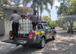 Sat Samapta Polresta Mojokerto Semprotkan Desinfektan di Pemukiman Warga