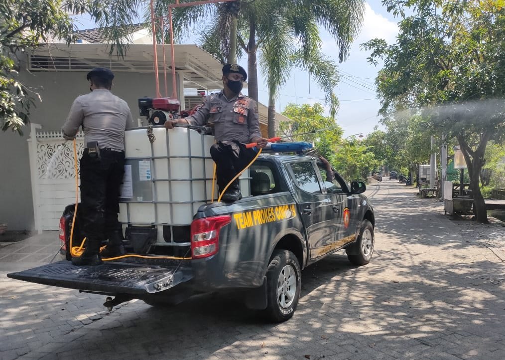 Sat Samapta Polresta Mojokerto Semprotkan Desinfektan di Pemukiman Warga